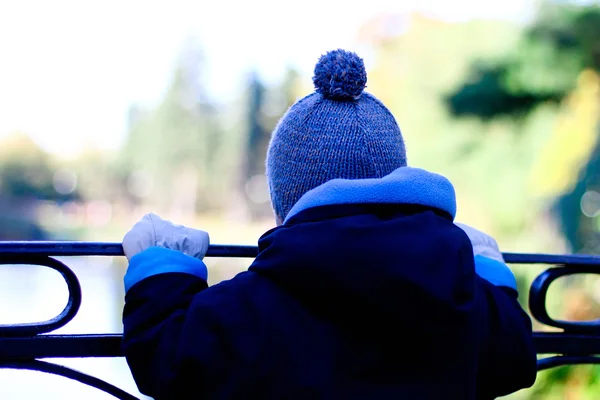 Pequeno menino bonito em pé na ponte — Fotografia de Stock