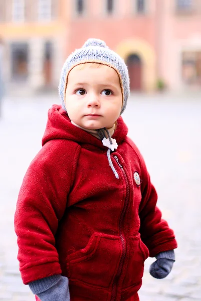 Schattige kleine jongen in stad straat — Stockfoto