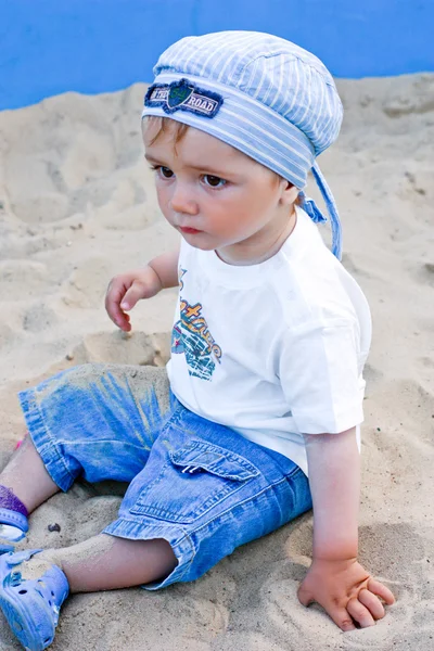 Schattig klein kind spelen in de zandbak op de speelplaats — Stockfoto