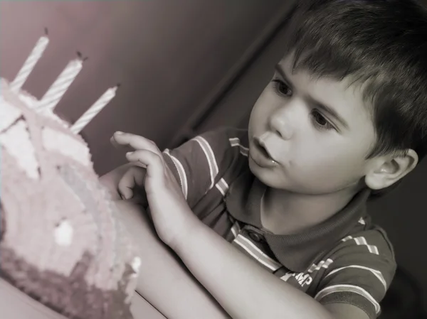 Menino em seu aniversário, fazendo um desejo — Fotografia de Stock