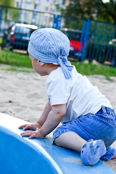 Küçük oğlu kum kutusunda oyna — Stok fotoğraf