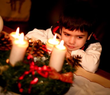 Noel süslemeleri ile şirin çocuk