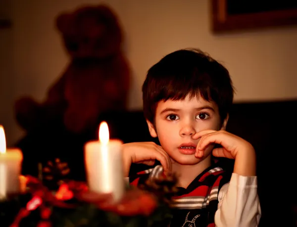 Chlapec s svíčku. Nový rok. Vánoční — Stock fotografie