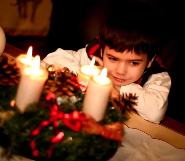 Χαριτωμένο αγόρι με Χριστουγεννιάτικα διακοσμητικά παιχνίδια — Φωτογραφία Αρχείου