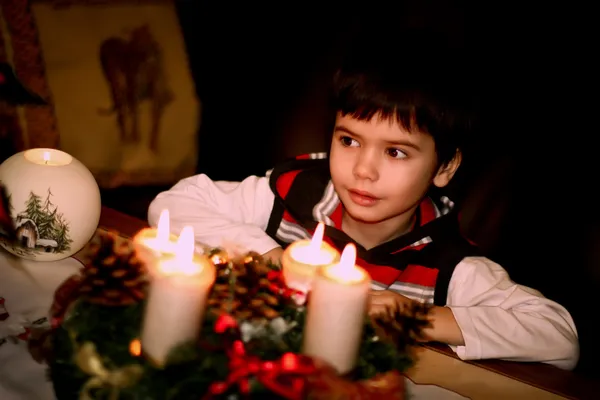 Štědrý večer. krásný kluk a Vánoční dekorace — Stock fotografie
