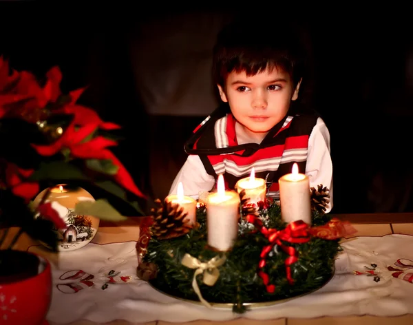 Chłopiec czeka na Świętego Mikołaja. noc. iskra. ozdoby świąteczne — Zdjęcie stockowe