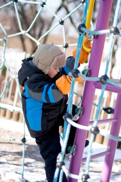 Menino escalando no playground — Fotografia de Stock
