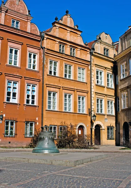Campana sulla piazza Kanonia nel centro storico di Varsavia, Polonia — Foto Stock