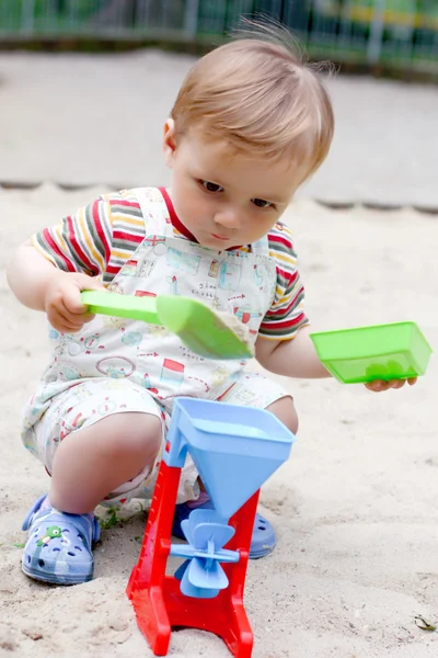 Um rapazinho na caixa de areia — Fotografia de Stock