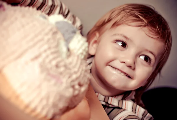 Смешной мальчик девочка и торт — стоковое фото