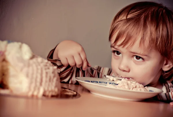 Niedlicher kleiner Junge isst seine Geburtstagstorte — Stockfoto