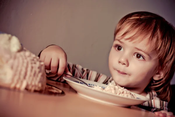 Bonito menino comendo bolo — Fotografia de Stock