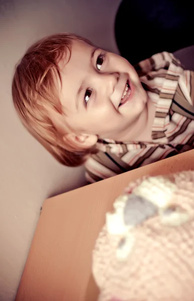 Kleiner Junge feiert Geburtstag — Stockfoto