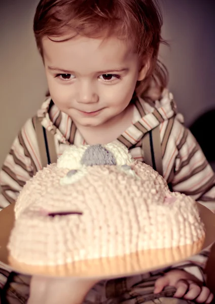 Chłopiec z ciastem, szczęśliwy urodziny — Zdjęcie stockowe