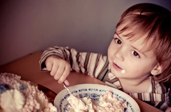 Niño en fiesta de cumpleaños comiendo pastel —  Fotos de Stock