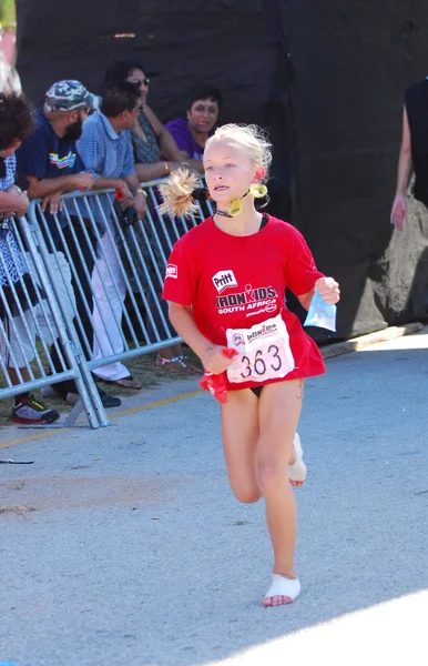 Μικρό κορίτσι αθλητής τρέχει — Φωτογραφία Αρχείου