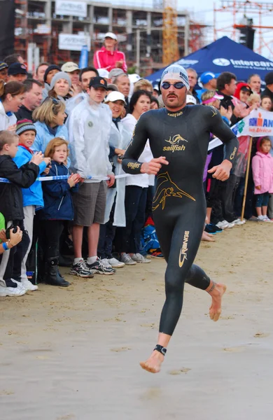 Αθλητής τρέχει έξω από το νερό — Φωτογραφία Αρχείου