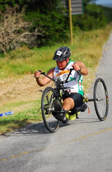 Niepełnosprawny sportowiec w ironman — Zdjęcie stockowe