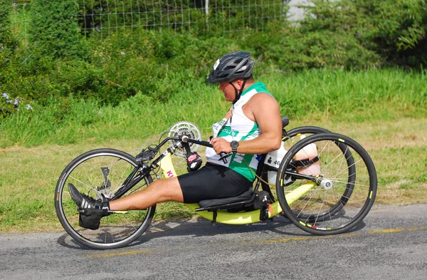 Niepełnosprawny sportowiec w ironman — Zdjęcie stockowe