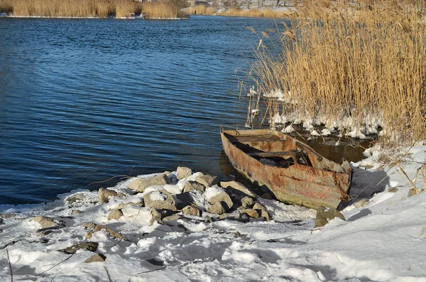 Лодка возле берега . — стоковое фото