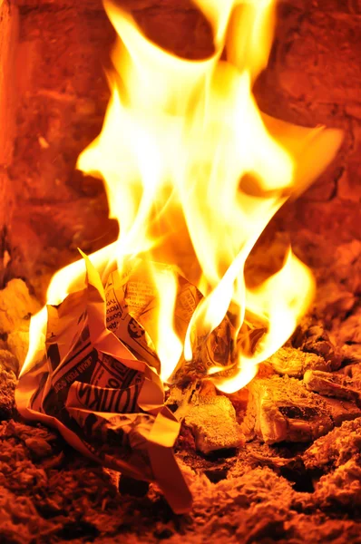 Fel brandend verfrommeld papier — Stockfoto