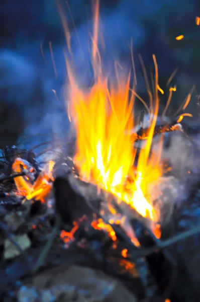 Loş parlak yangın — Stok fotoğraf