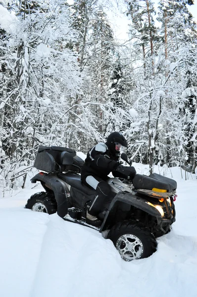All - terrain voertuig vast kwam te zitten in de sneeuw — Stockfoto