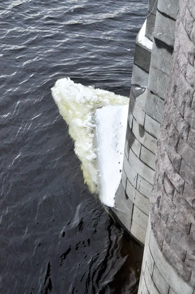 Le gros morceau de glace brisée dans la Neva — Photo