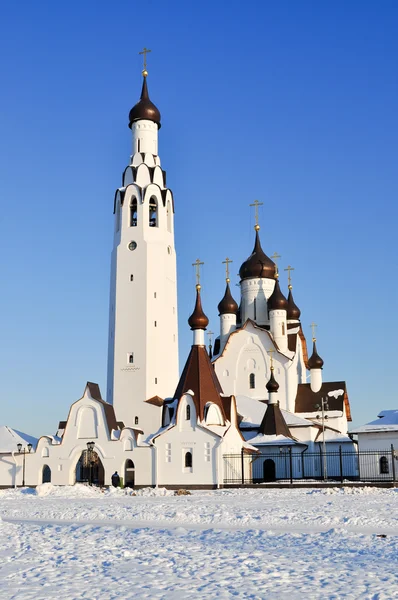 Iglesia blanca en la calle Dybenko San Petersburgo Población alegre —  Fotos de Stock