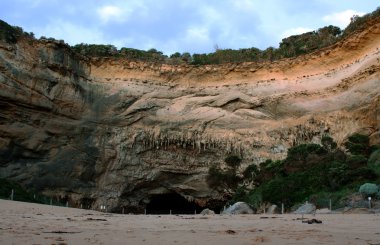 loch ard gorge, taş duvar bir mağarada port campbell nationa