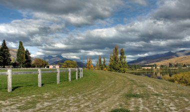 Arrowtown Yeni Zelanda bulutlu bir mavi gökyüzü üzerinde