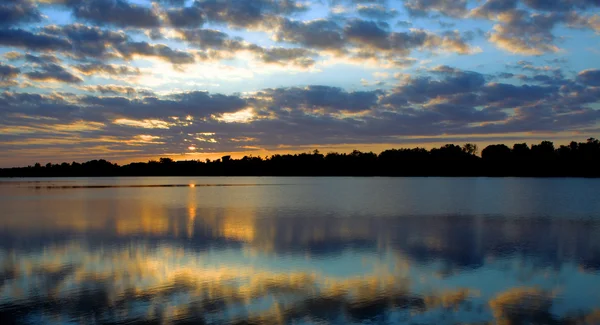 Zonsopgang boven de ingang van de lake, Australië — Stockfoto