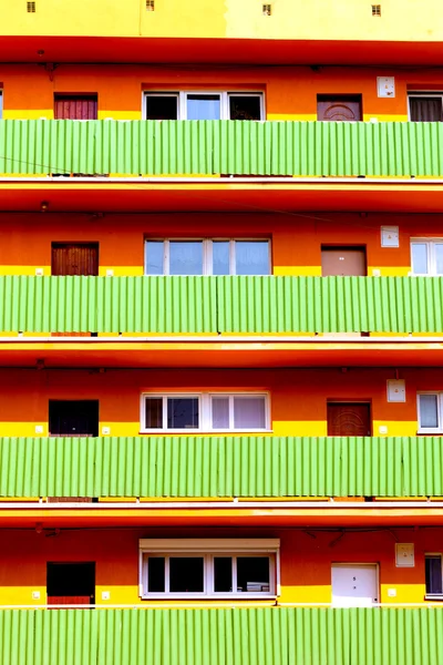 Byggnad med många balkonger — Stockfoto