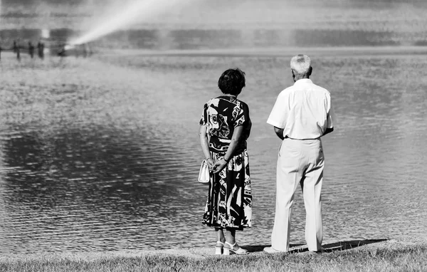 Літня пара біля озера — стокове фото