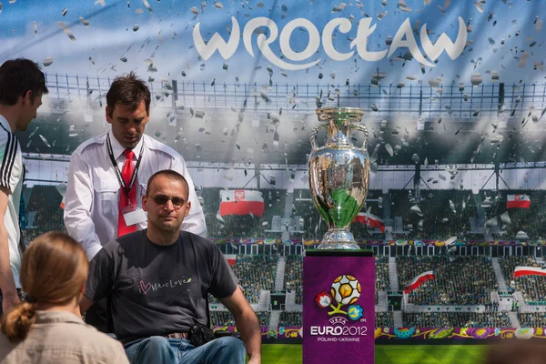 2012, 5 maggio, Breslavia in Polonia - In posa davanti alla famosa UEFA CUP — Foto Stock
