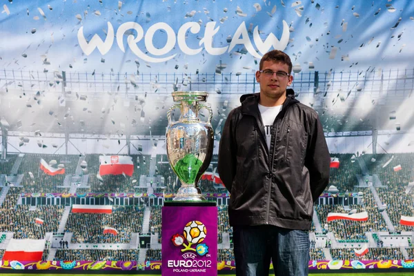 2012, 5 de mayo, Wroclaw en Polonia - Posando frente a la famosa Copa de la UEFA —  Fotos de Stock