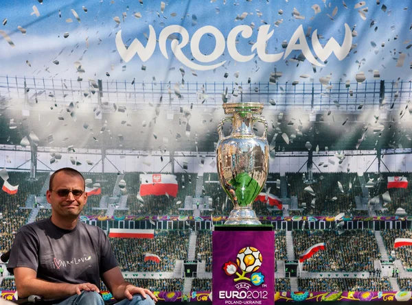 2012, 5 травня, Вроцлав до Польщі - позує перед знаменитий Кубку УЄФА — стокове фото