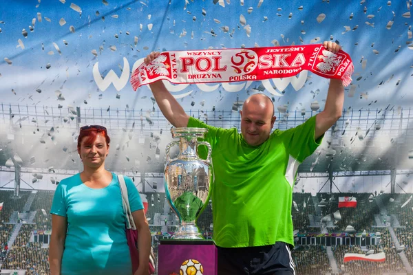 2012, 5 de mayo, Wroclaw en Polonia - Posando frente a la famosa Copa de la UEFA — Foto de Stock