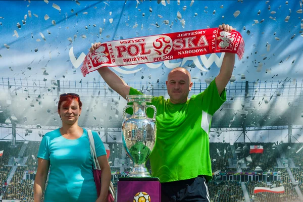 2012, kan, 5e, wroclaw in Polen - poseren voor beroemde uefa cup — Stok fotoğraf