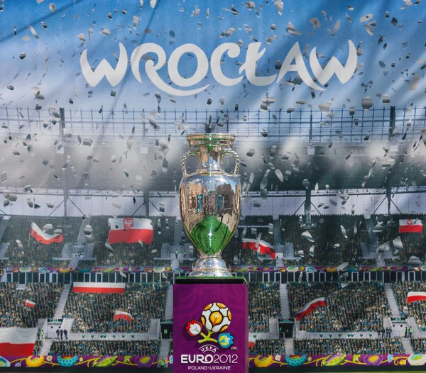 2012, maj, 5th, wroclaw i Polen - poserar framför berömda uefa-cupen — Stockfoto