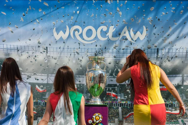 2012, 5 de mayo, Wroclaw en Polonia - Posando frente a la famosa Copa de la UEFA — Foto de Stock