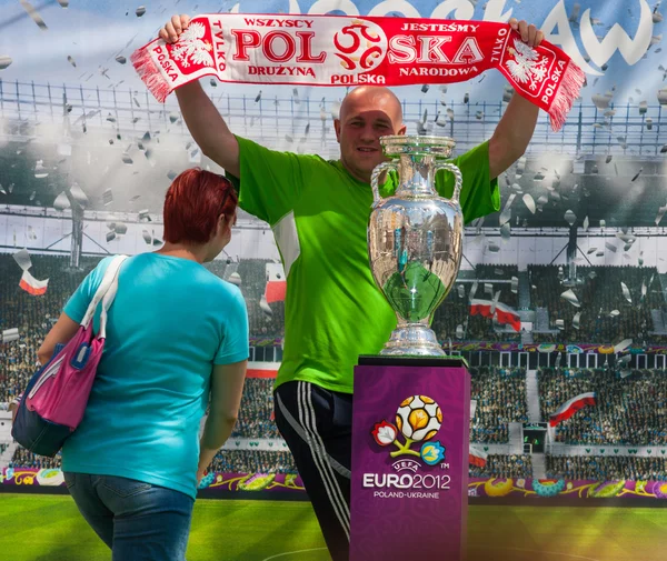2012, 5 de mayo, Wroclaw en Polonia - Posando frente a la famosa Copa de la UEFA —  Fotos de Stock