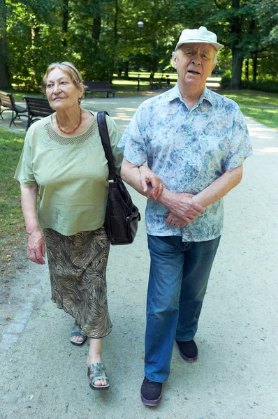 공원 의연로 한 부부 — 스톡 사진