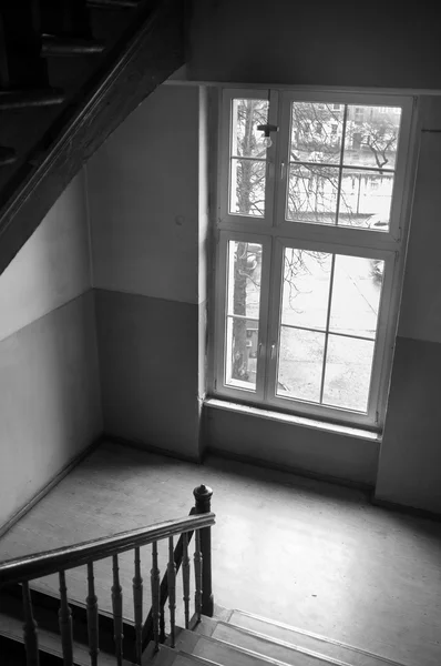Лестница в старом доме — стоковое фото