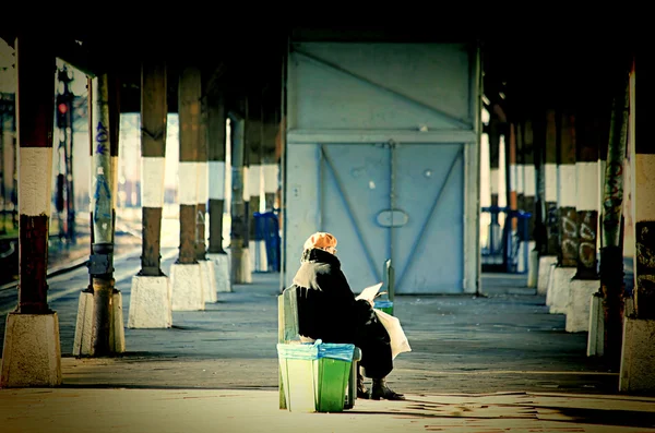 Mujer mayor esperando tren — Foto de Stock