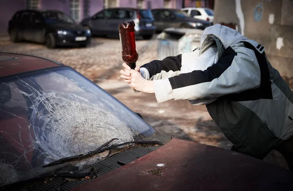 Hooligan rompiendo parabrisas —  Fotos de Stock