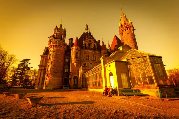 Indrukwekkend kasteel bij zonsondergang — Stockfoto