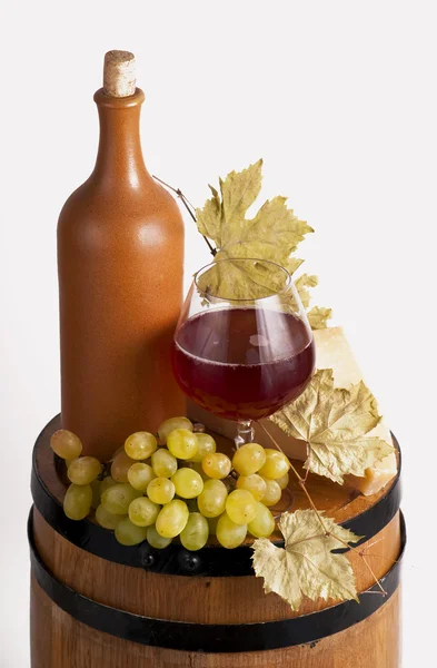 Botella de vino tinto y vidrio — Foto de Stock