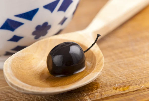 Wooden spoon, olives — Stock Photo, Image