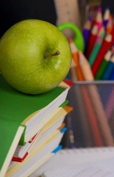Libros y una manzana de vuelta al concepto escolar — Foto de Stock